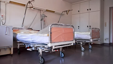Zwei leere Krankenhausbetten
