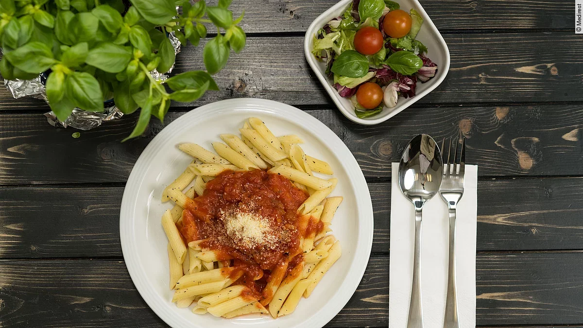 Smartquality Penne in Tomatensoße mit Salat