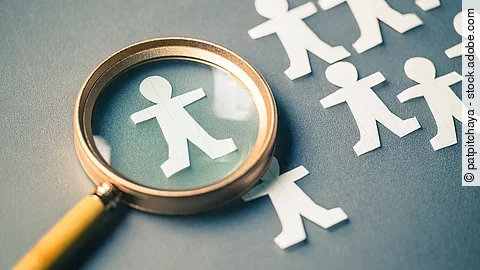 Lupe mit menschlichen Figuren Lupe mit menschlichen Figuren