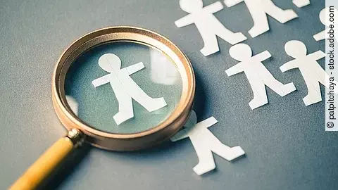 Lupe mit menschlichen Figuren Lupe mit menschlichen Figuren