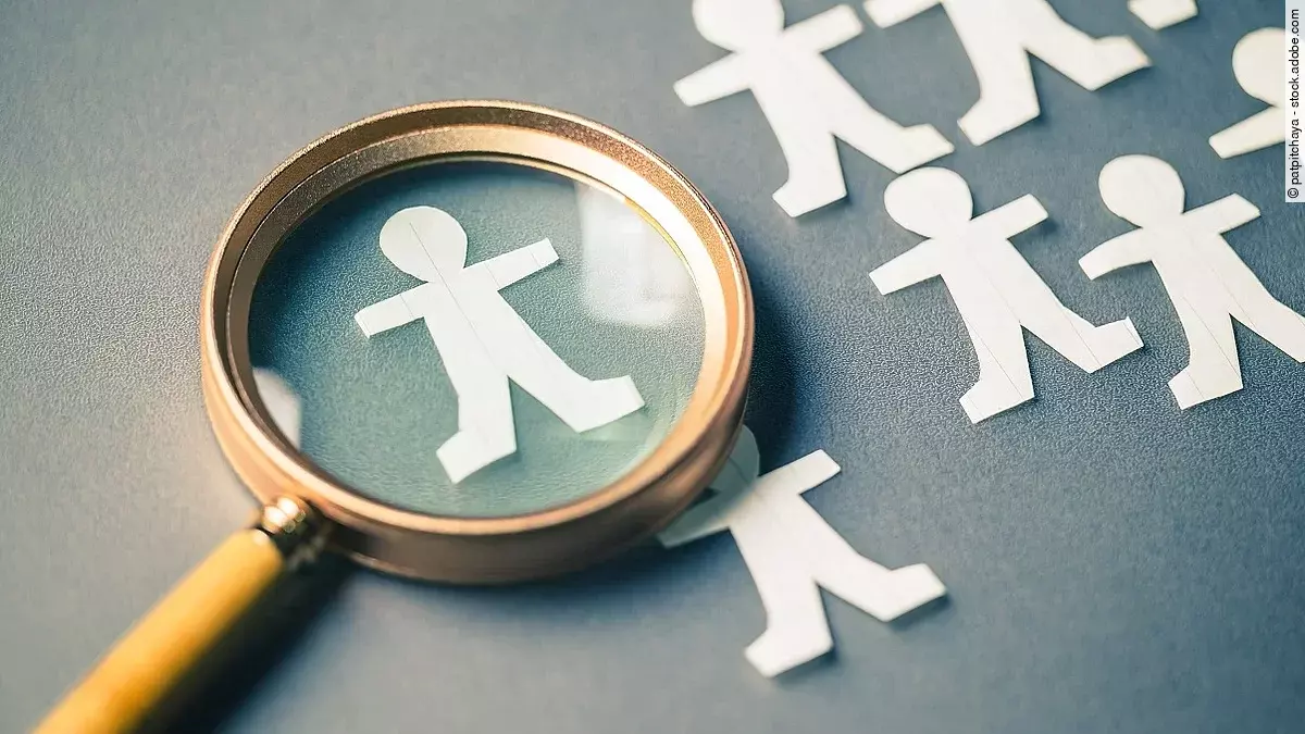 Lupe mit menschlichen Figuren