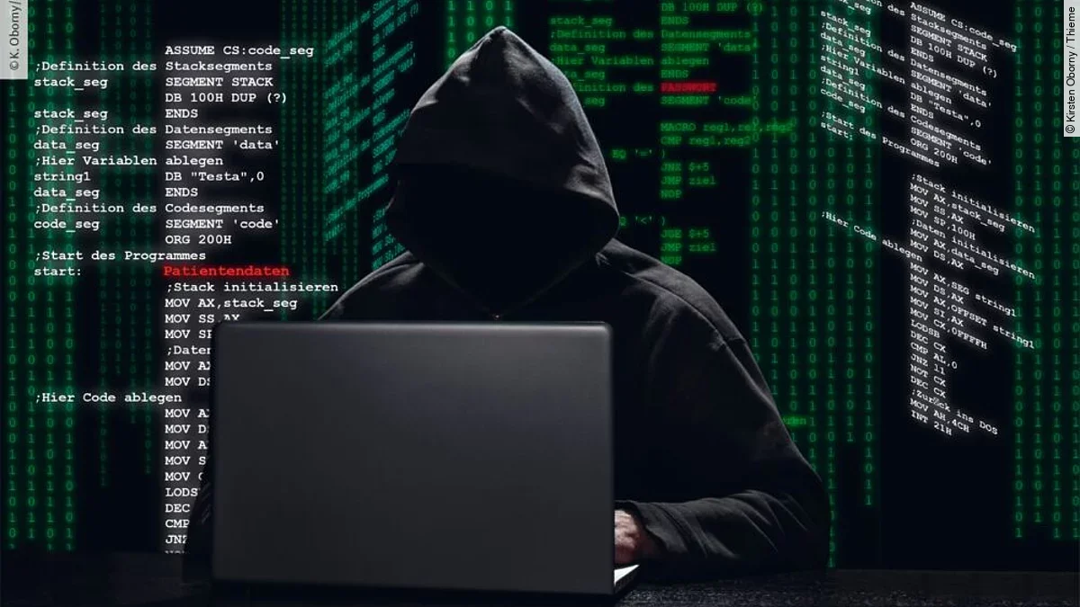 Cyberangiff Ein Mann mit Kapuze und schwarzen Pulli sitzt vor einem Laptop. Sein Gesicht ist nicht erkennbar. Um ihn herum schweben Daten, die er gerade versucht zu stehlen.