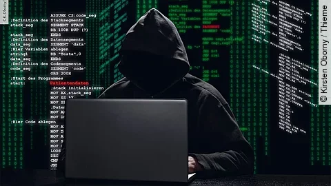 Ein Mann mit Kapuze und schwarzen Pulli sitzt vor einem Laptop. Sein Gesicht ist nicht erkennbar. Um ihn herum schweben Daten, die er gerade versucht zu stehlen.