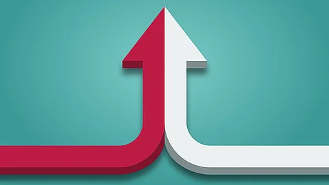 Zusammenschluss Ein weißer und ein roter Pfeil verbinden sich in der Mitte zu einem Pfeil.