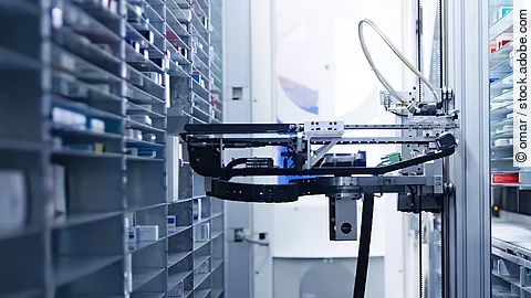 Modernes Arzenimittellager mit Roboter