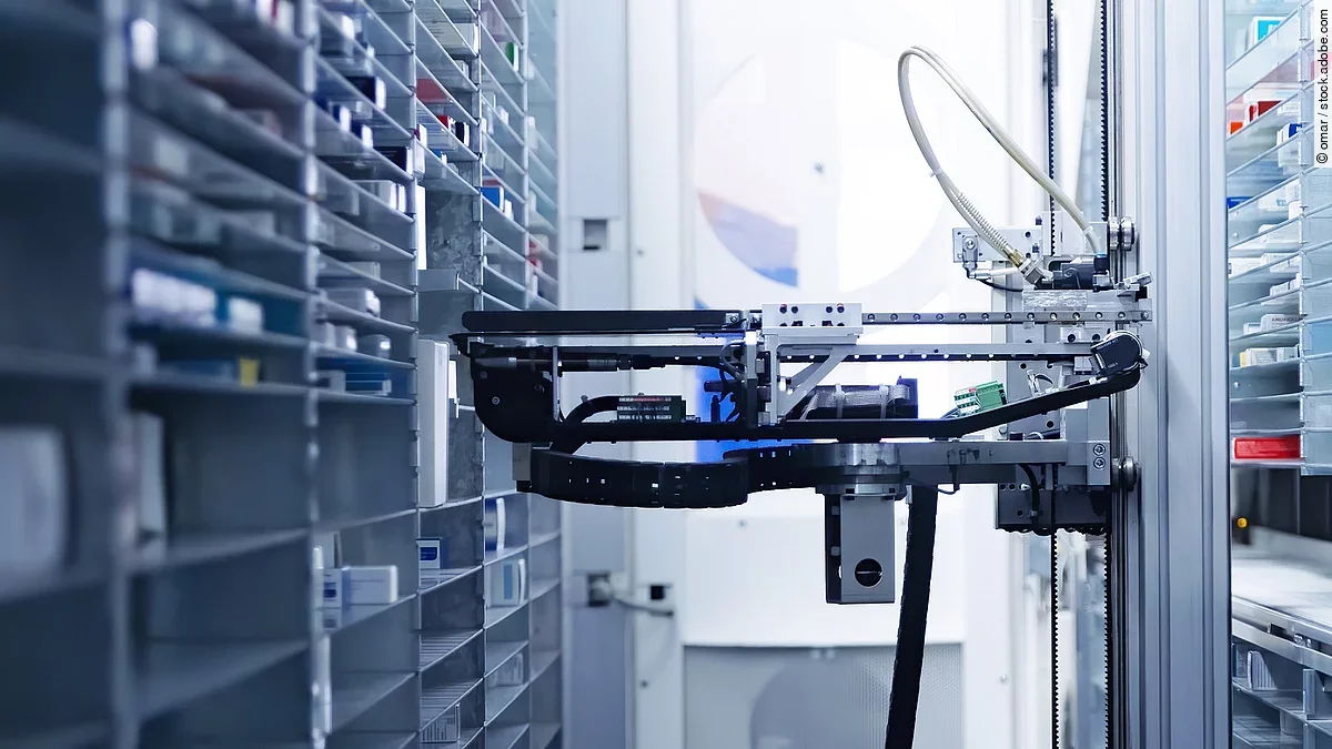 Modernes Arzenimittellager mit Roboter